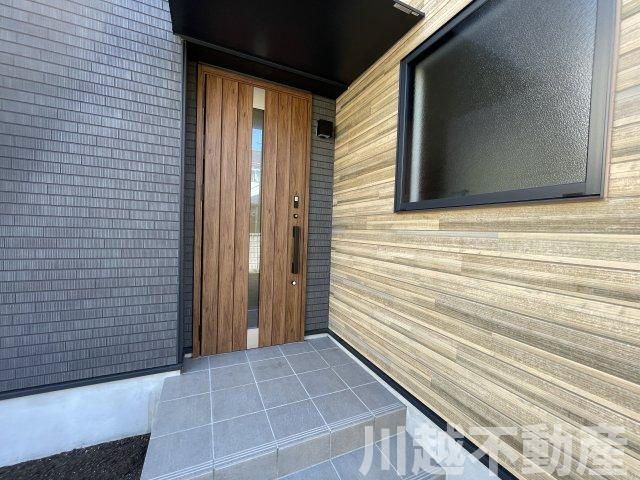 上質な空間が毎日を「特別」に変えるの玄関|店舗前駐車場あります。お車でご来店ください