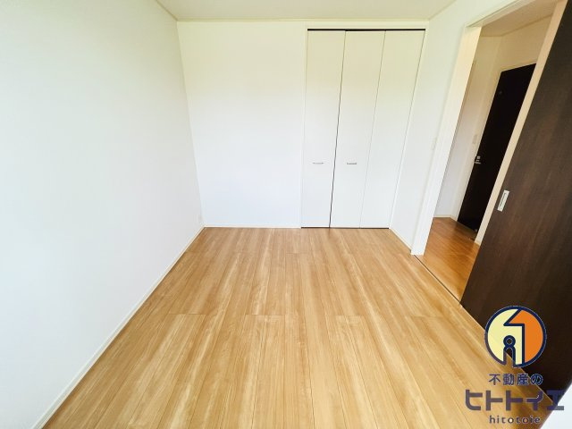 グランディオ Cの寝室|広くて明るい寝室