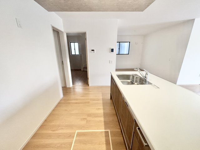 【仲介手数料無料／蟹江町】海部郡蟹江町桜2期　Terrechez　新築戸建　2号棟のキッチン