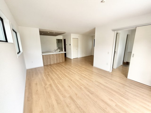 【仲介手数料無料／蟹江町】海部郡蟹江町桜2期　Terrechez　新築戸建　2号棟の居間・リビング