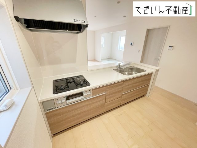 【キッチン】 | Livele Garden.S熊谷市宮本町第2　新築住宅 | お料理をしながら家族との会話が楽しめるキッチン。リビングで遊ぶお子様を見守りながらお料理できます。出来上がったお料理や後片付けを手伝ってもらう等家事分担できます♪
現地(2025年11月撮影)