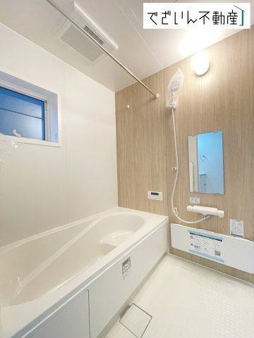 【浴室】 | Livele Garden.S熊谷市宮本町第2　新築住宅 | ≪2号棟≫ほどよい優しいライトに包まれたバスルーム。香りの良いバスソルトに身をまかせ、浴槽でゆっくりと深呼吸。一日の疲れが癒されます。
現地(2025年11月撮影)