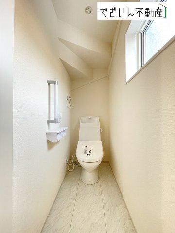 【トイレ】 | Livele Garden.S熊谷市宮本町第2　新築住宅 | ≪2号棟≫1・2階にトイレがございます♪朝の忙しい時間帯も待たずにすみそうですね♪
現地(2025年11月撮影)