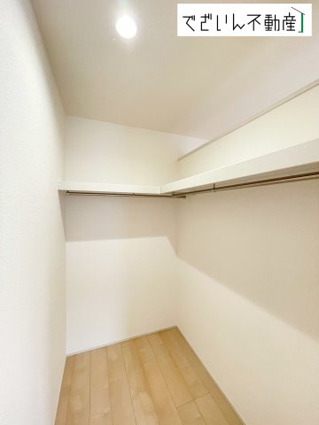 【収納】 | Livele Garden.S熊谷市宮本町第2　新築住宅 | 暮らし心地を大きく左右する収納を、適材適所に配置し使い勝手を考慮してあります。空間を余すところなく有効利用した収納は生活空間をより上質なものにしてくれるでしょう。
現地(2025年11月撮影)