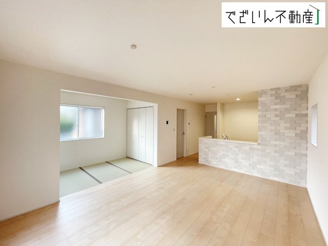 【居間・リビング】 | Livele Garden.S熊谷市宮本町第2　新築住宅 | ≪2号棟≫気がづけば家族が集まって楽しい会話と食事が始まる空間―皆で笑って過ごす幸せ溢れるリビングです。
現地(2025年11月撮影)