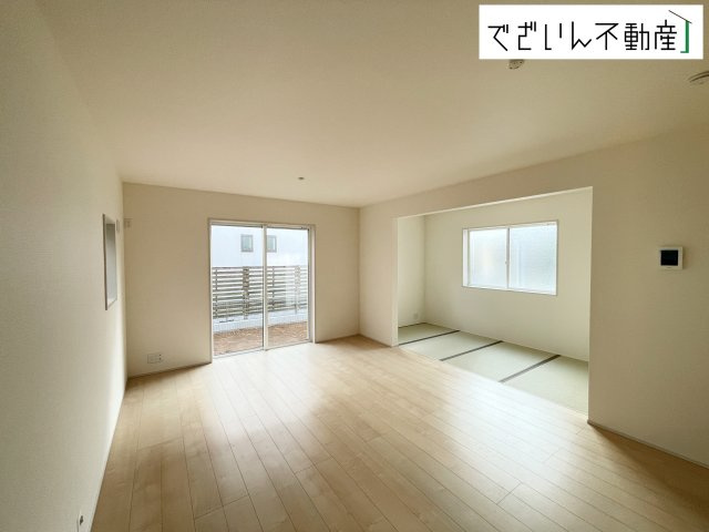 【居間・リビング】 | Livele Garden.S熊谷市宮本町第2　新築住宅 | ハイセンスな空間を豊かに表現する素敵な床、時間によってさまざまな陽光を映し出す大きな窓、住みやすさを追求した間取り…拘りを持って造り上げた家は、流れる時間を豊かにします。
現地(2025年11月撮影)