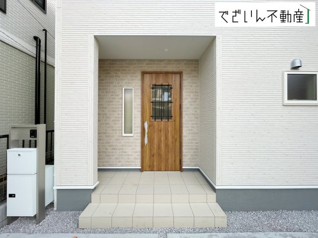 【玄関】 | Livele Garden.S熊谷市宮本町第2　新築住宅 | ≪2号棟≫宅配BOX付き玄関☆彡ここから始まる「日常」はご家族にとって大切で貴重な時間。ご家族皆さんが笑顔に包まれる素敵な生活が待っていることでしょう。
現地(2025年11月撮影)