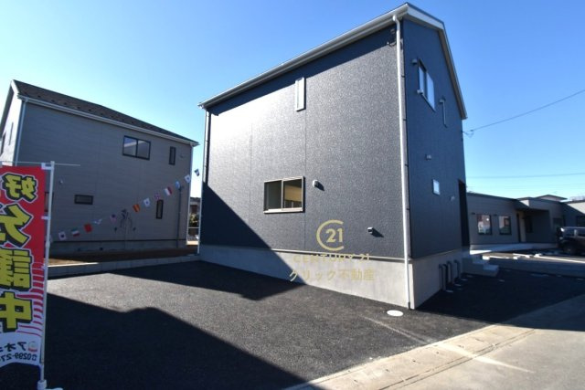 Cradlegarden　 笠間市鯉淵　第7　1の駐車場|並列駐車可能なカースペースを確保。毎日のお車の出し入れがストレスなく行えます！
内覧可能です。ご予約はHPから、またお電話でも、お気軽にどうぞ。