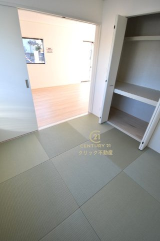 Cradlegarden　 笠間市鯉淵　第7　1の和室|リビングに隣接する和室です。お布団や季節の衣類、お子さまの遊び道具までスッキリ収納できる押入も！お昼寝コーナーにするのもいいですね。自由な使い方ができます♪