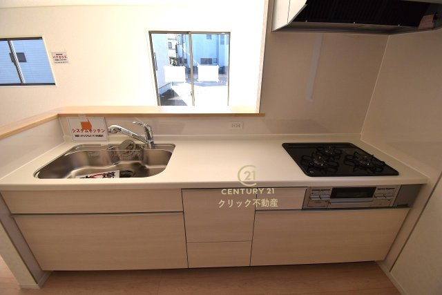 Cradlegarden　 笠間市鯉淵　第7　1のキッチン|美しいシステムキッチンです。ワイドなカウンターと高い収納力で、家族で一緒に料理をするにも十分な広さ。お手入れしやすいので清潔を保つことができます。