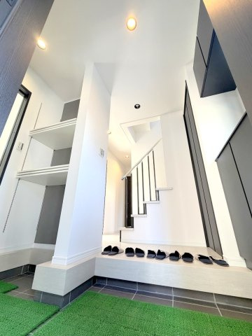 あきる野市野辺　新築分譲の玄関