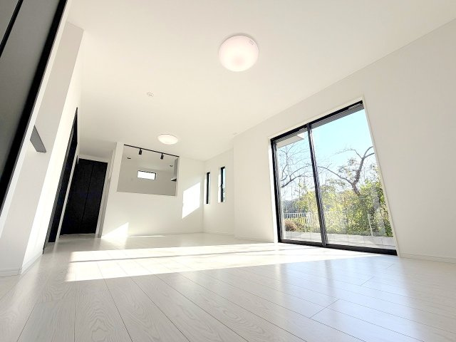 あきる野市野辺　新築分譲の居間・リビング