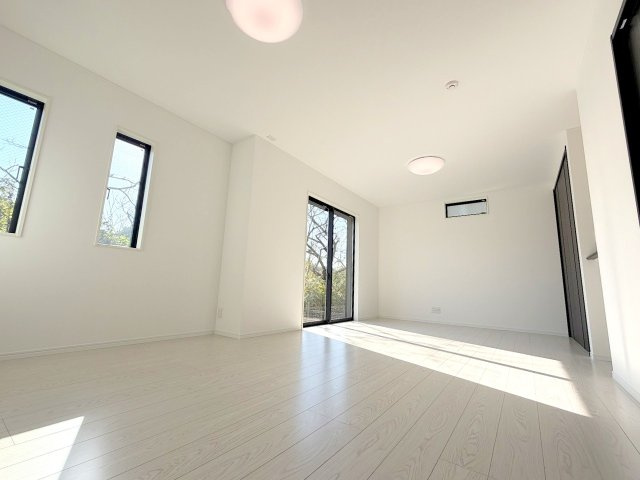 あきる野市野辺　新築分譲の居間・リビング