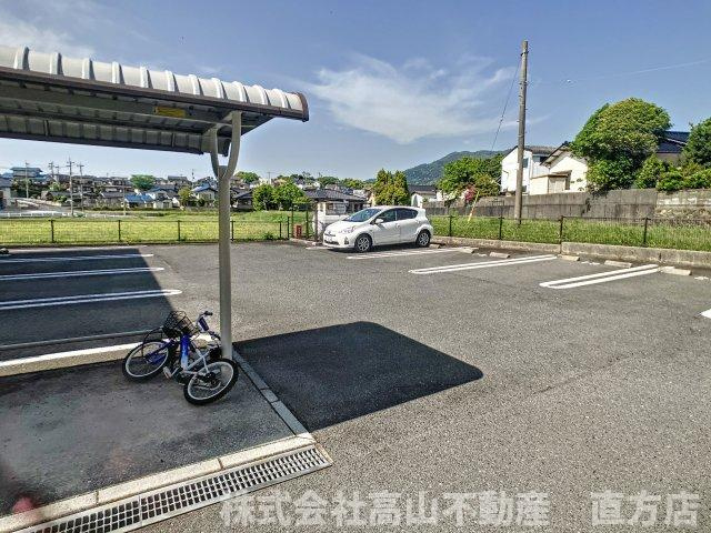 ファミーユ・Ｋ　Ｂの駐車場
