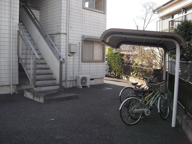 メゾン青木　Ｂ棟のその他共用部分|屋根付き自転車置場