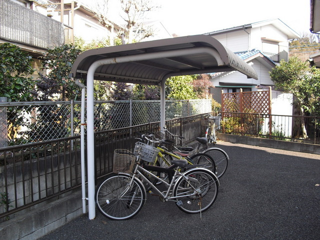 メゾン青木　Ｂ棟のその他共用部分|屋根付き自転車置場