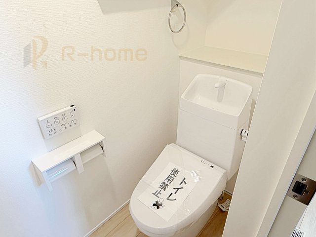 守谷市美園2丁目第1期　新築戸建て　1号棟のトイレ|温水洗浄便座付きのトイレ。
トイレが２ヵ所設置で朝の忙しい時間でも安心です。