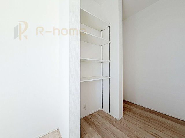 守谷市美園2丁目第1期　新築戸建て　1号棟の収納|キッチンにはパントリーを設置！キッチン回りの整理整頓の悩みも解決♪