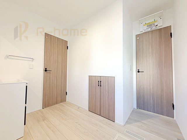 守谷市美園2丁目第1期　新築戸建て　1号棟の収納|広々としたパウダールームに嬉しい収納スペース付き！