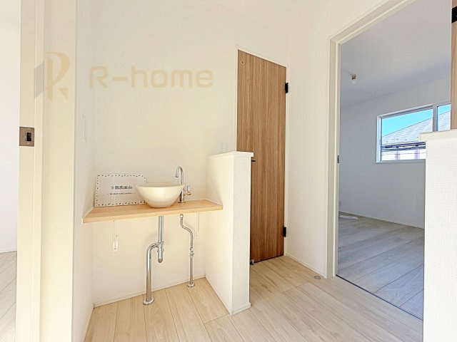 守谷市美園2丁目第1期　新築戸建て　1号棟の洗面所|2階にコンパクトなカウンター手洗い付き！