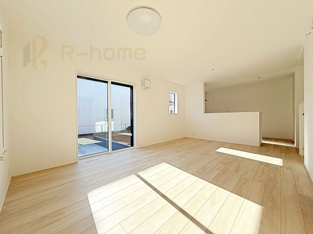 守谷市美園2丁目第1期　新築戸建て　1号棟の居間・リビング|広くて明るいＬＤＫ♪ ゆったりくつろげるリビングスペースで、ご家族皆様の笑顔が溢れます。