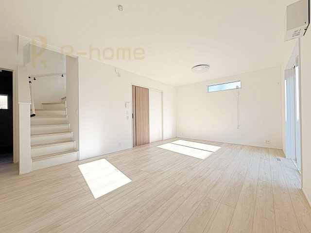 守谷市美園2丁目第1期　新築戸建て　1号棟の居間・リビング|広々としたLDK♪自然と家族が集まるリビング階段プラン♪