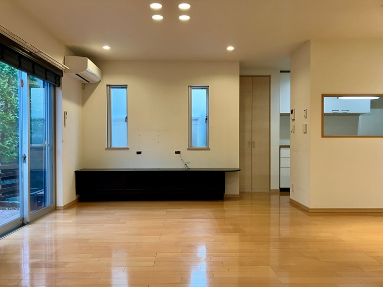 新治町戸建の居間・リビング