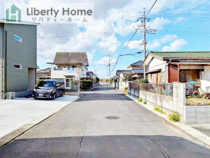 笠間市旭町第8　新築戸建　2号棟の前面道路含む現地写真