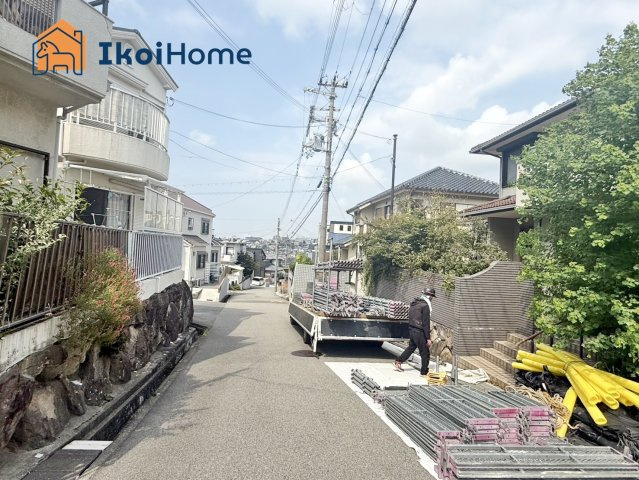 明石市松が丘3丁目　中古戸建|前面道路は幅員約6ｍとゆったりしております。交通量も少なめで安心の住環境です。