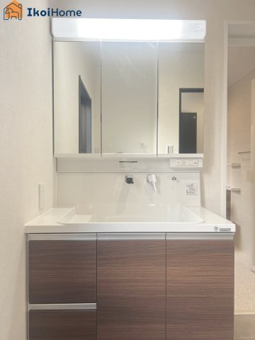 明石市松が丘3丁目　中古戸建の洗面所|【ホームページに現地動画掲載中】●年中無休：当日予約可●洗面台は３面鏡。広さのあるワイドシンクです。