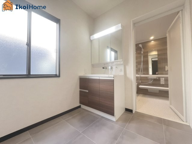 明石市松が丘3丁目　中古戸建の洗面所|【ホームページに現地動画掲載中】●年中無休：当日予約可●小窓ございますので通気・換気良好です。