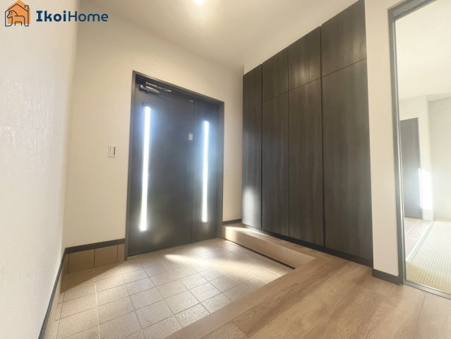 明石市松が丘3丁目　中古戸建の玄関|【ホームページに現地動画掲載中】●年中無休：当日予約可●靴を沢山収納できるシューズボックスを完備！				