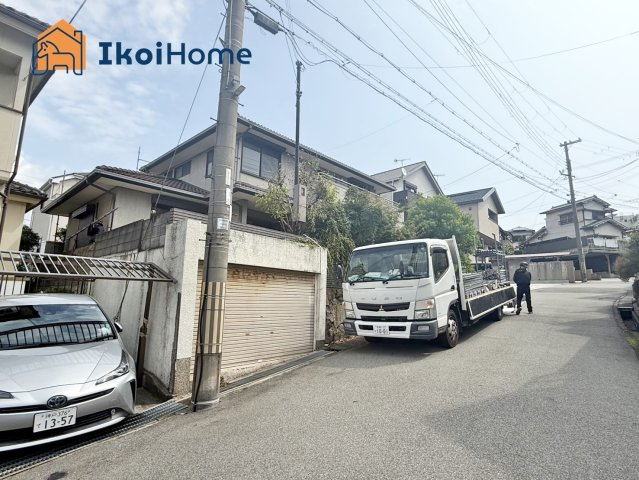 明石市松が丘3丁目　中古戸建の前面道路含む現地写真|交通量が少ないので静かです。小さなお子様がいるご家庭はご安心できると思います。									
