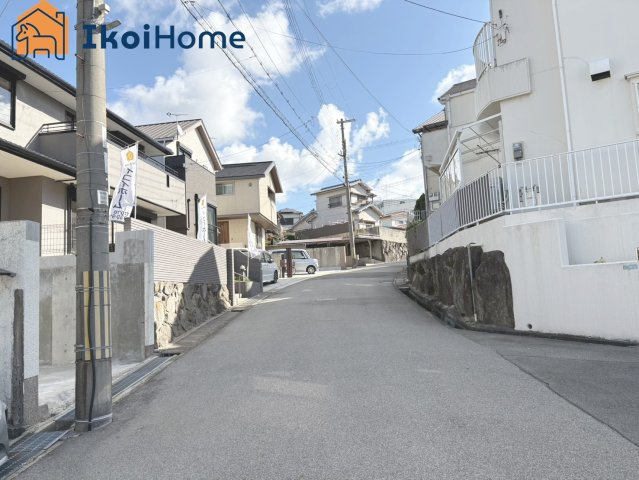 明石市松が丘3丁目　中古戸建の前面道路含む現地写真|【ホームページに現地動画掲載中】●年中無休：当日予約可●前面道路は幅員約6ｍ、交通量少なく安心です	