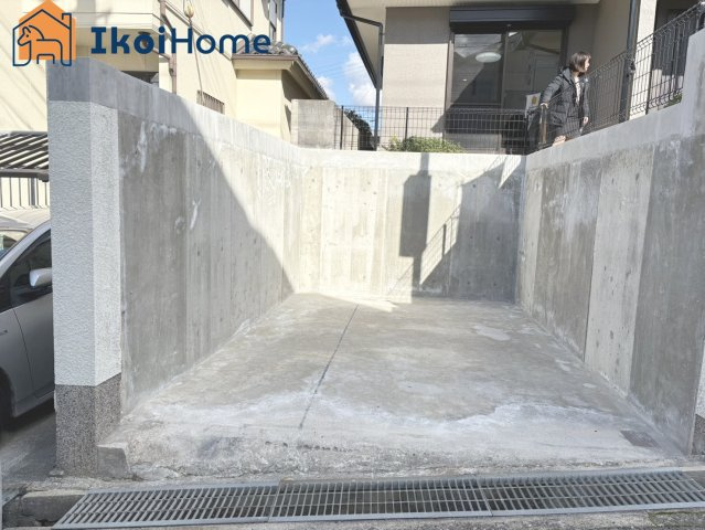 明石市松が丘3丁目　中古戸建の駐車場|【ホームページに現地動画掲載中】●年中無休：当日予約可●ＪＲ・山電の2沿線徒歩圏内、お車も1台駐車可