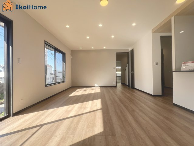 明石市松が丘3丁目　中古戸建の居間・リビング|【ホームページに現地動画掲載中】●年中無休：当日予約可●約18.8帖のLDKは明るい団欒スペースです