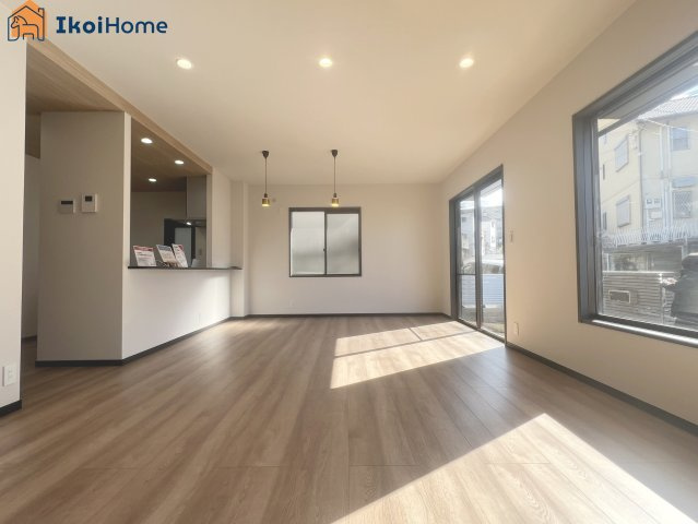 明石市松が丘3丁目　中古戸建の居間・リビング|【ホームページに現地動画掲載中】●年中無休：当日予約可●LDK18.8帖には大きな家具設置可能！