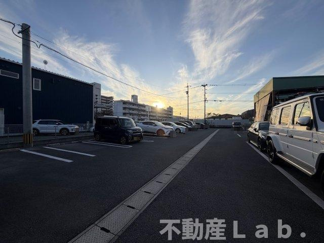 リヴェール近見の駐車場