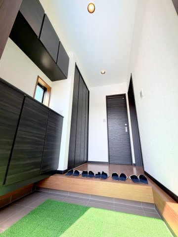 あきる野市野辺　新築分譲の玄関