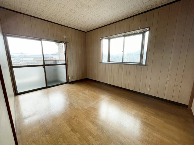 広木2丁目　中古戸建ての洋室|2階の洋室です。2面採光で明るいお部屋となっています。通風良好。