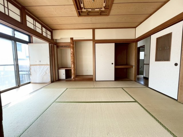 広木2丁目　中古戸建ての和室|床の間のある和室は明るく客間としてお使いいただけます。