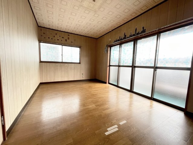 広木2丁目　中古戸建ての洋室|主寝室としてもおすすめの洋室です。バルコニーで出入りできます。