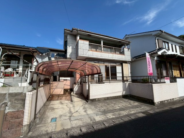 広木2丁目　中古戸建ての外観|道路との段差がなくスムーズに駐車できます。