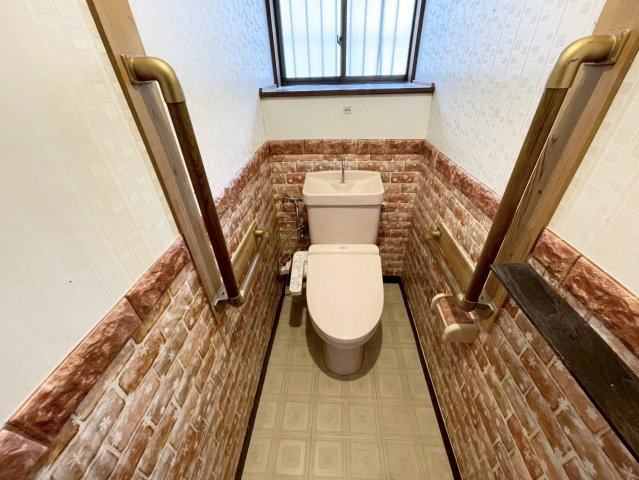 広木2丁目　中古戸建てのトイレ|温水洗浄便座トイレです。