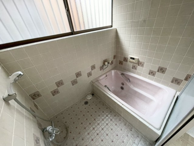 広木2丁目　中古戸建ての浴室|窓のある浴室です。一日の疲れを癒しませんか。