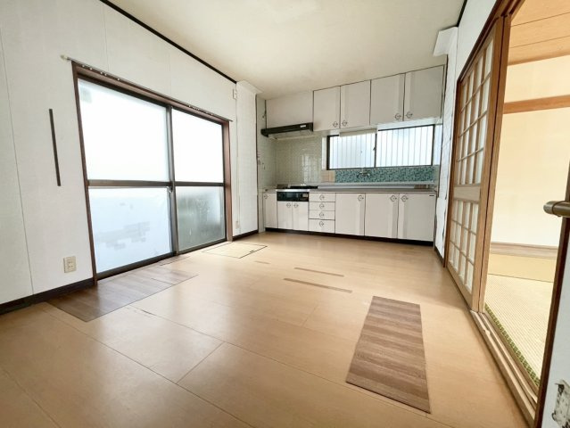 広木2丁目　中古戸建てのキッチン|ゆとりのあるダイニングです。家具を置いても十分な広さです。