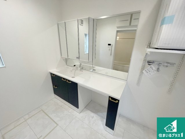 神戸市北区山の街　新築一戸建ての独立洗面台|清潔感のある洗面台です。フラットな鏡は掃除がしやすく毎日清潔！鏡裏には収納があるのでスッキリとした洗面台が保てます。