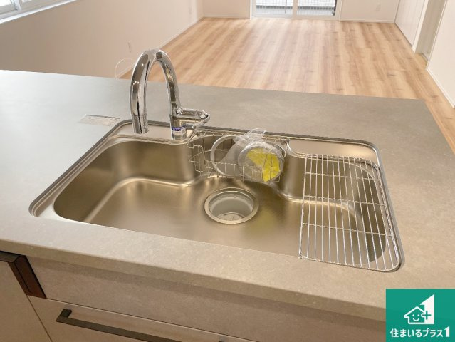 神戸市北区山の街　新築一戸建ての設備|蛇口の先端に浄水器を内蔵しています！原水と浄水、お湯と冷水、シャワーの切替えがワンタッチなので用途によって使い分けられます。