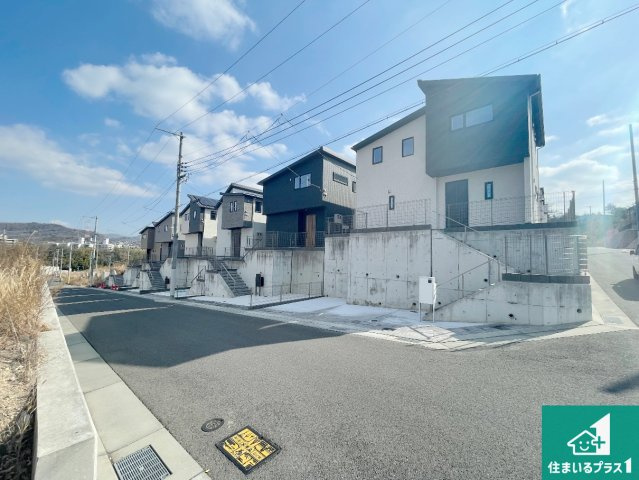 神戸市北区山の街　新築一戸建ての前面道路含む現地写真|周辺は閑静な住宅街！前面道路広々で車の出し入れも便利です。駐車が苦手な方でも安心して車庫入れできます！