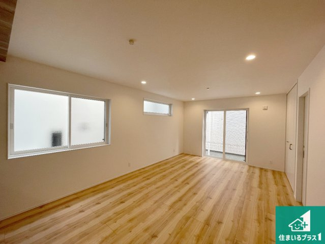 神戸市北区山の街　新築一戸建ての居間・リビング|日当たり良好の明るいリビングで朝の目覚めもスッキリできそう！対面キッチンでご家族のコミュニケーションも自然と増える設計！小さなお子様が遊ぶスペースを作っても広々とくつろげるLDK！